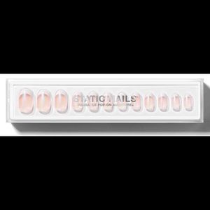 HOLOGRAPHIC FRENCH WHITE ROUND
Reusable Pop-On Manicures